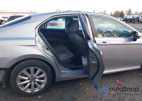 2020 Toyota Camry Le z USA, uszkodzony, nr VIN 4T1C11AK5LU940383